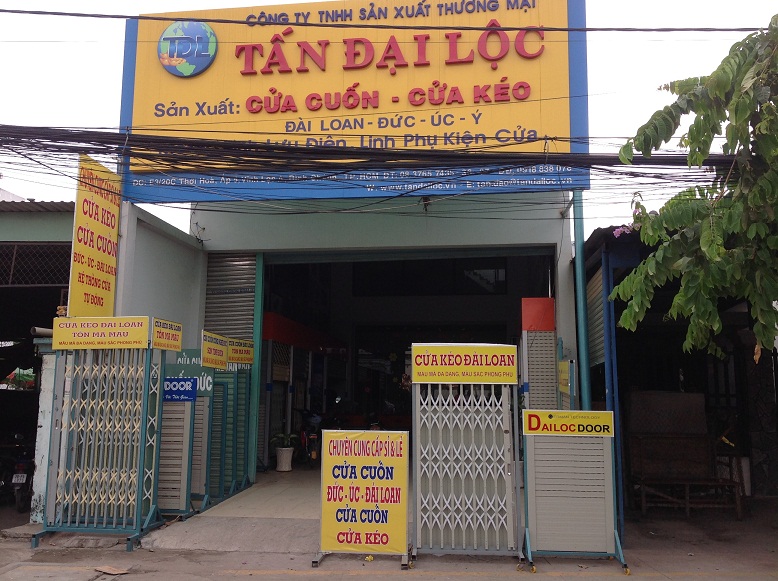 Showroom trưng bày cửa cuốn cửa kéo Tấn Đại Lộc